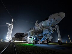 El cohete Falcon 9 una nave espacial SpaceX Dragon para el lanzamiento de camino a la plataforma de lanzamiento (Fuente de la imagen: SpaceX)