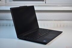 Máxima eficiencia: El Lenovo ThinkPad T14s Gen 6 demuestra por qué Lunar Lake es la elección perfecta para los portátiles de empresa, en la imagen: Lenovo ThinkPad T14s Gen 6 (Fuente de la imagen: Benjamin Herzig/Notebookcheck.com)