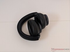 Los auriculares se pliegan para ocupar menos espacio.