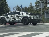 La versión final de producción del Cybertruck ha sido vista con una envoltura de camuflaje, a pesar de que, de todos modos, no queda mucho a la imaginación. (Fuente de la imagen: @ya78756632 en Twitter)