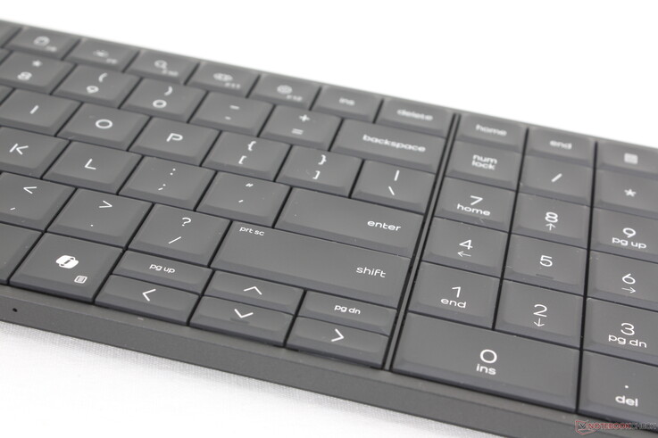 El teclado retroiluminado resistente a salpicaduras con teclado numérico es cómodo para escribir excepto por las teclas de flecha de tamaño medio