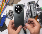 El OnePlus Open post-teardown. (Fuente: JerryRigEverything vía YouTube)