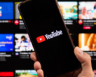 Smartphone con la aplicación YouTube. (Fuente de la imagen: noyb)