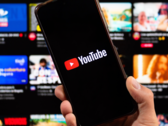 Smartphone con la aplicación YouTube. (Fuente de la imagen: noyb)