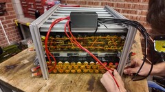 Una imagen del paquete de baterías construido con pilas de vapes (Fuente de la imagen: Chris Doel, captura de pantalla)