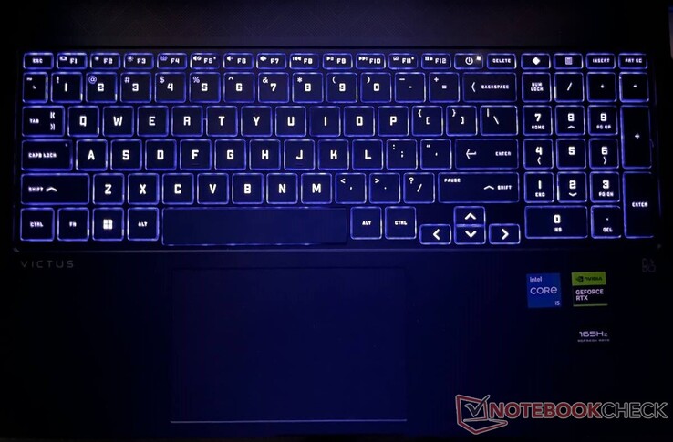 El teclado es retroiluminado y los colores se pueden personalizar mediante una aplicación