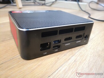 Parte trasera: Gigabit RJ-45, 2 USB 3.0, 2 HDMI 2.0, adaptador de CA
