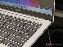 Asus ExpertBook P5: A la derecha