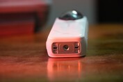 La Insta360 X5 viene ahora con sistema de montaje magnético (Fuente de la imagen: Abhinav Fating/Notebookcheck)