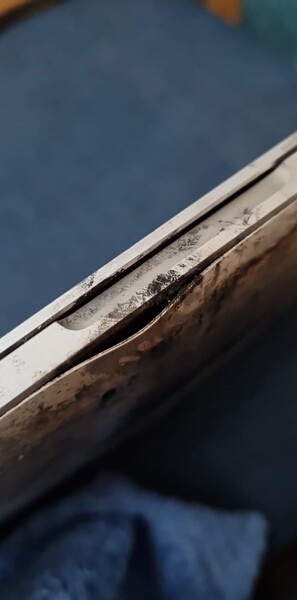 MacBook Pro de 15 pulgadas dañado por el fuego. (Fuente de la imagen: U/Squeezieful)