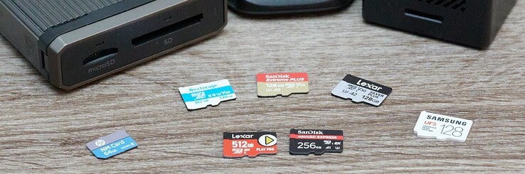 El campo de pruebas: Dos tarjetas MicroSD Express contra tres tarjetas UHS. Falta la Sony Tough, ya que se utilizó para disparar. En el exterior: Dos formatos de tarjeta de memoria también relativamente nuevos que no lograron imponerse. (Fuente de la im