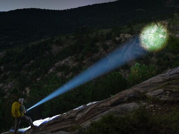 La Olight Marauder 3 cuenta con un foco capaz de iluminar una distancia superior a diez campos de fútbol.