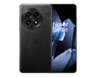 El OnePlus 13 (en la imagen) tiene una pantalla ligeramente curvada. (Fuente de la imagen: OnePlus)