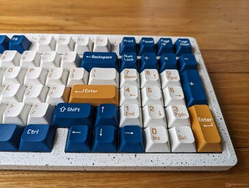 El teclado numérico y las teclas de flecha están más juntas que en los teclados de tamaño normal
