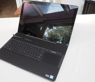 Razer Blade Pro 17 2017 y su pantalla táctil (Fuente de la imagen: Notebookcheck)