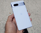 El Pixel 7a en su acabado azul ártico. (Fuente de la imagen: Munchy)