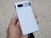 El Pixel 7a en su acabado azul ártico. (Fuente de la imagen: Munchy)