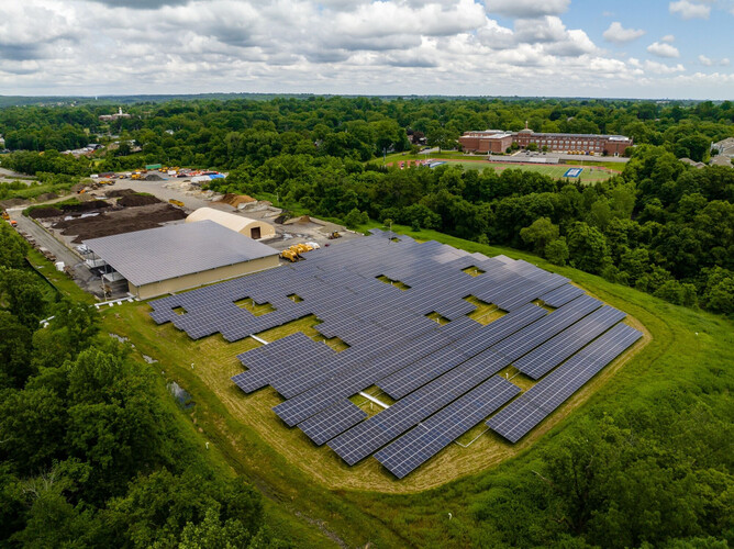 Parque solar en el emplazamiento de un vertedero en desuso en White Plains, Nueva York (imagen: DSD Renewables)