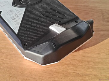 La versión de AMD tiene un chasis mucho más anguloso... (fuente de la imagen: Notebookcheck)