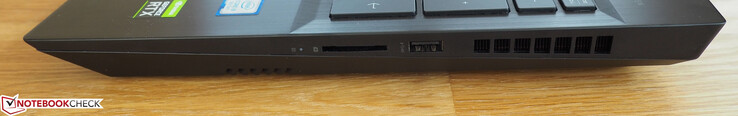 Derecha: Lector de tarjetas SD, USB 3.0