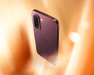 El OnePlus N6x en rojo burdeos.
