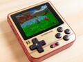 El Anbernic RG280V es una consola de juegos compacta modelada en la Game Boy. (Fuente de la imagen: Anbernic)