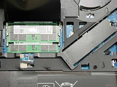 Las ranuras para RAM y las dos ranuras para SSD...