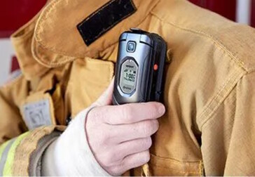 La función Push-to-Talk (PTT) permite a los trabajadores comunicarse rápidamente con sólo pulsar un botón. (Fuente de la imagen: Kyocera)