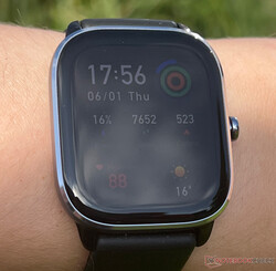 Amazfit GTS 4 Mini al sol