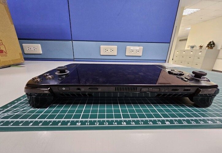 Asus ROG Ally 2 Negro con dos puertos USB-C (fuente de la imagen: @94G8LA en X)