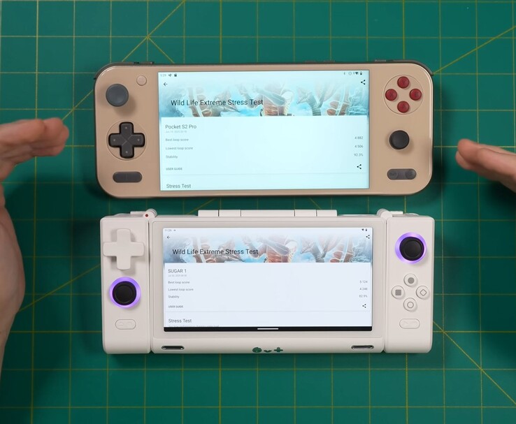 Comparación de las videoconsolas portátiles Ayaneo Pocket S2 Pro (mostrada en la parte superior) y OneXSugar Sugar 1 (mostrada en la parte inferior), ambas mostrando en pantalla los resultados de la prueba de estrés extremo 3DMark Wild Life. (Fuente de la imagen: Retro Game Corps en YouTube)