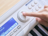 El teclado Casio LK-550WE
