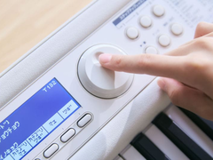 El teclado Casio LK-550WE