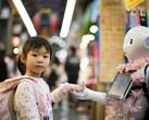 Bill Gates: La IA eliminará la escasez mundial de médicos y profesores. En la imagen: Una niña cogida de la mano de un robot (Fuente de la imagen: Andy Kelly, Unsplash)