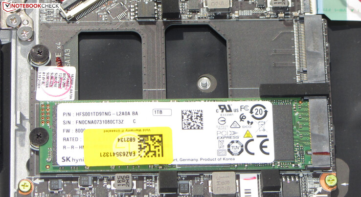 Un SSD NVMe sirve como unidad del sistema. Hay espacio para un segundo SSD.