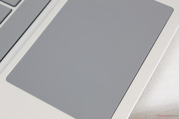 La superficie del Clickpad es aún más suave que el clickpad del Surface Laptop 3 15