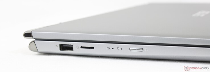 Izquierda: USB-A 2.0, lector MicroSD, botón de encendido
