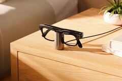 El soporte de carga para las Meta Glasses funciona de maravilla como cargador de sobremesa o de mesita de noche.