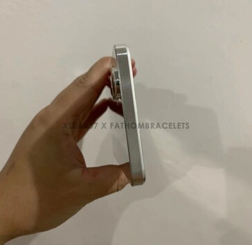 Parte superior del OnePlus Nord N20 (imagen vía Fathom Bracelets)