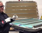El paquete de baterías estructurales 4680 del Cybertruck es difícil de reparar. (Fuente de la imagen: Munro Live/YT)