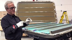 El paquete de baterías estructurales 4680 del Cybertruck es difícil de reparar. (Fuente de la imagen: Munro Live/YT)