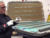 El paquete de baterías estructurales 4680 del Cybertruck es difícil de reparar. (Fuente de la imagen: Munro Live/YT)