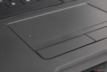 El touchpad es más pequeño de lo que parece, ya que la fina región situada sobre los botones integrados del ratón es sólo espacio muerto