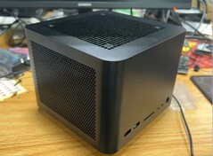 El próximo mini PC de FEVM contará con una carcasa mucho más grande y potentes gráficos RTX 4090 para portátiles. (Fuente de la imagen: metalsojin2 vía Reddit)