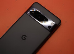 Google ha integrado su sensor de temperatura orientado hacia atrás en tres smartphones hasta el momento. (Fuente de la imagen: Samuel Angor - Unsplash)