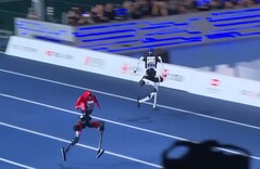 Los modelos chinos Tiangong Ultra (a la derecha) y Honor Lightning (a la izquierda) batieron el récord mundial de Usain Bolt en los 100 metros.