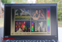 Uso del ThinkPad X395 en el exterior bajo la luz solar directa