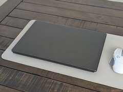 El nuevo MSI Stealth 16 adopta el aspecto más elegante y depurado de la serie Prestige, pero curiosamente prescinde del lector de tarjetas SD del que depende su público objetivo