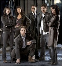 El capitán Jack y el equipo de Torchwood aportaron valor, pérdida y tecnología alienígena salvaje al lado más oscuro del Whoniverso; pocos spin-offs han dejado tanta huella.