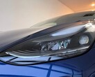 Un primer plano de los faros LR del Model 3 de 2021